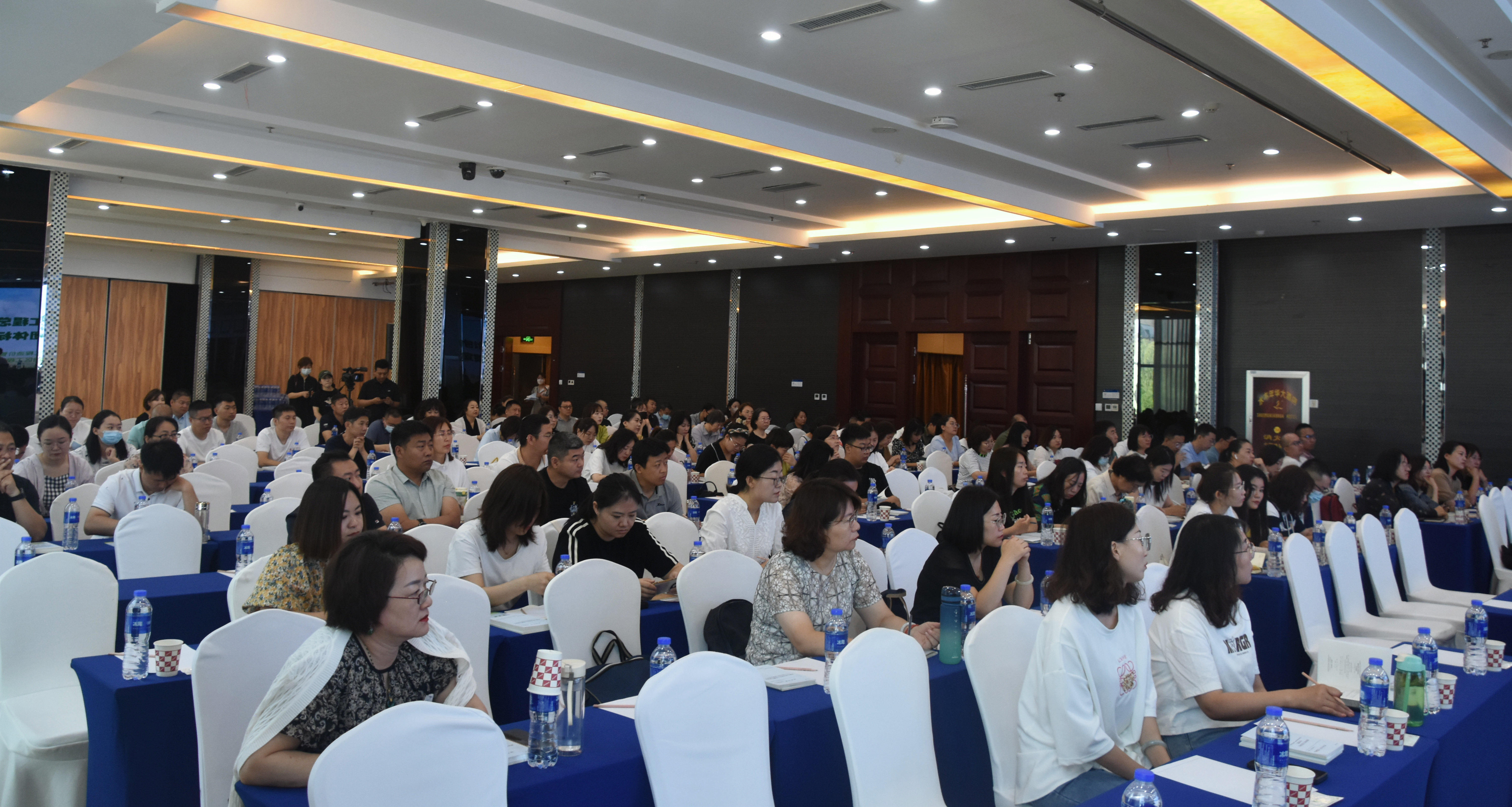 會議現(xiàn)場_副本.jpg 會議現(xiàn)場_副本.jpg